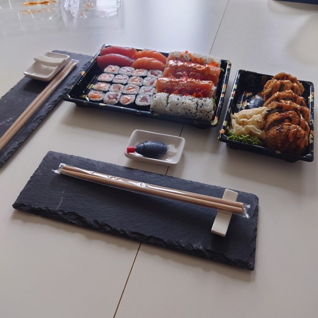 Im Physiovib in Vilsbiburg haben sich Physiotherapeuten und Angestellte der Verwaltung zusammengefunden, die in der Mittagspause ihre gemeinsame Begeisterung für Sushi teilen.
