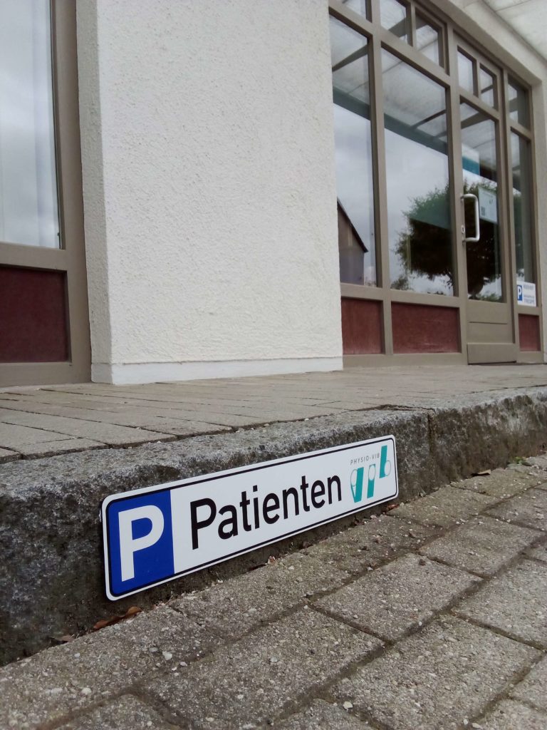 Patientenparktplatz vor dem Eingang zum Physiovib mit neuer Beschilderung