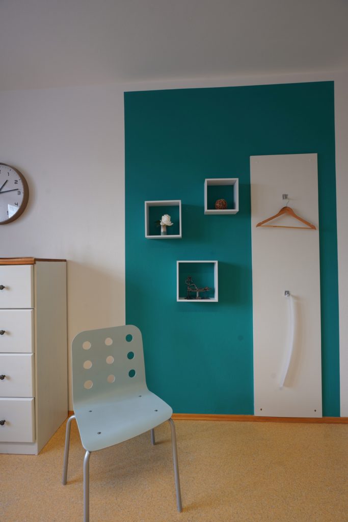 PhysioVib design umgesetzt in der Gaderobe im neuen Raum