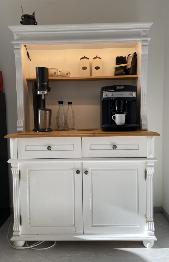 Der Zentrale Treffpunkt der Physiotherapeuten im PhysioVib ist die Kaffeebar in der Praxis in Vilsbiburg